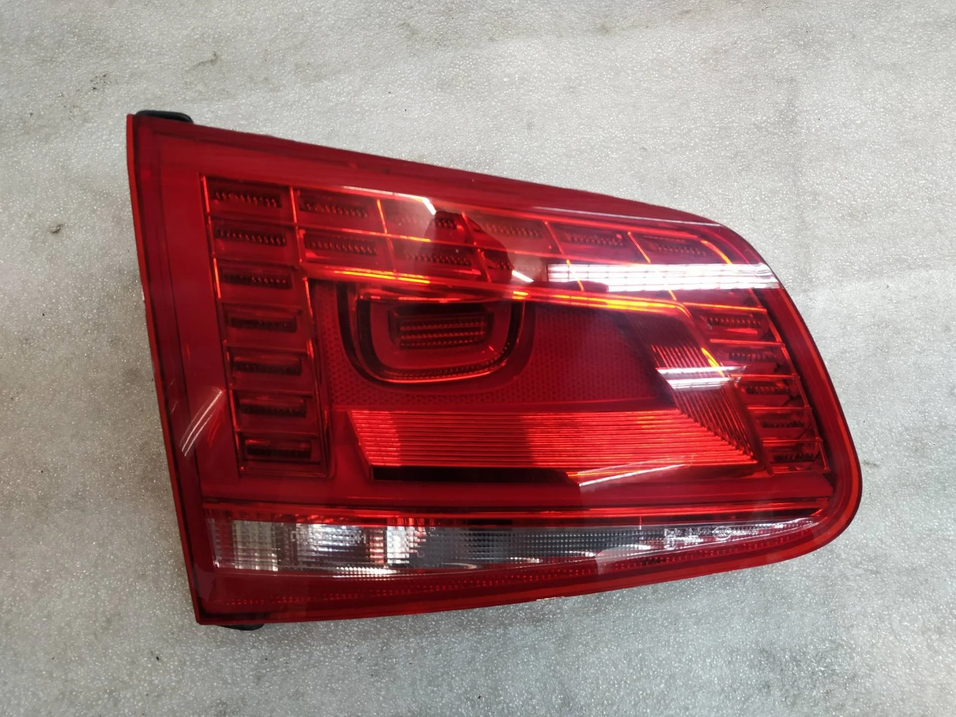 фонарь задний левый Volkswagen Touareg 2 7P6 2014