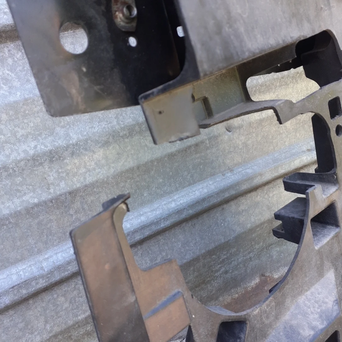 Передняя панель радиатора Chevrolet Express Б/У сломан пластик кронштейнов фар