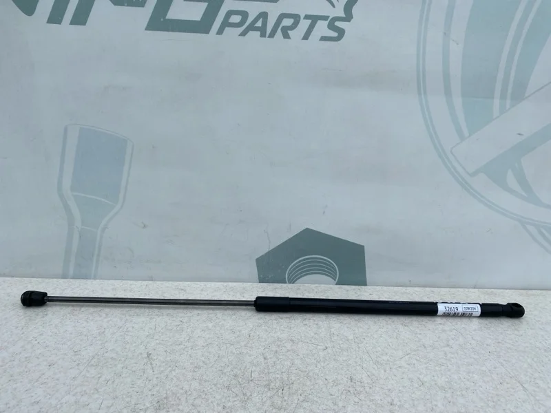 Амортизатор капота правый Mercedes-benz 2011 W204