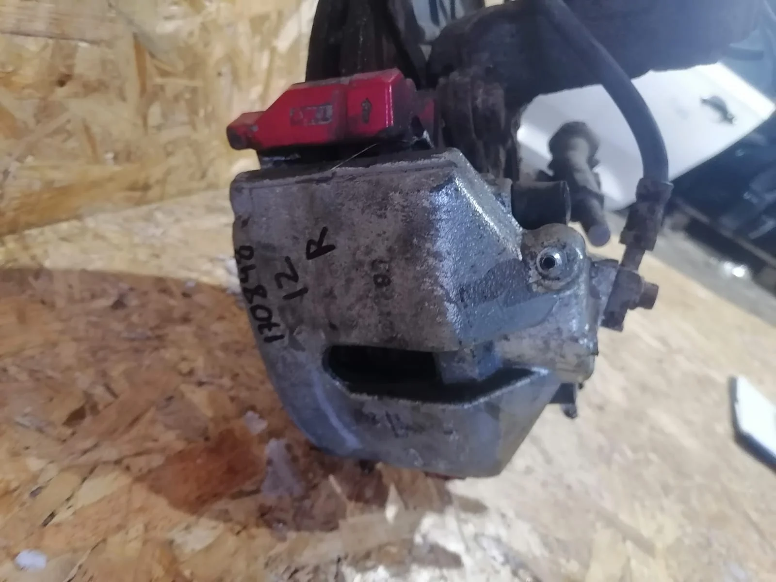 Суппорт тормозной AUDI A3, SKODA OCTAVIA1Z, VOLKSWAGEN GOLF 5/5+/6, JETTA 5/6, PASSAT B6/B7 2004- передний правый б/у A3(2004-2013);GOLF 5(2004-2009);PASSAT B6(2005-2010);JETTA 5(2005-2009);TOURAN(2003-2010)