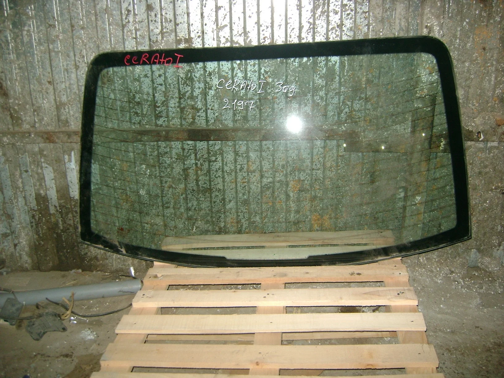 стекло Kia Cerato I (LD) 2003-2008
