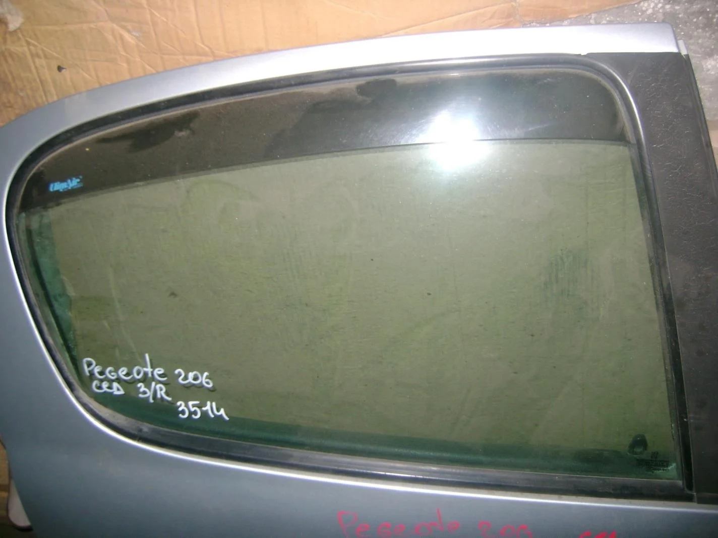 стекло двери Peugeot 206 1998-2012