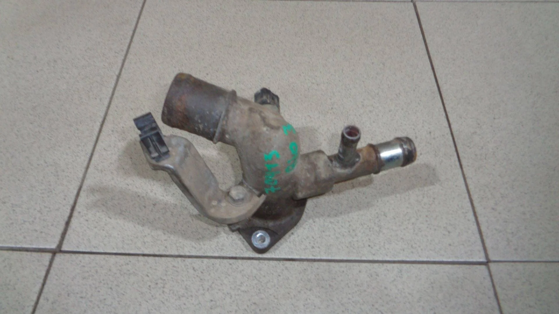 Фланец двигателя системы охлаждения Kia RIO III (UB) 2011-2017