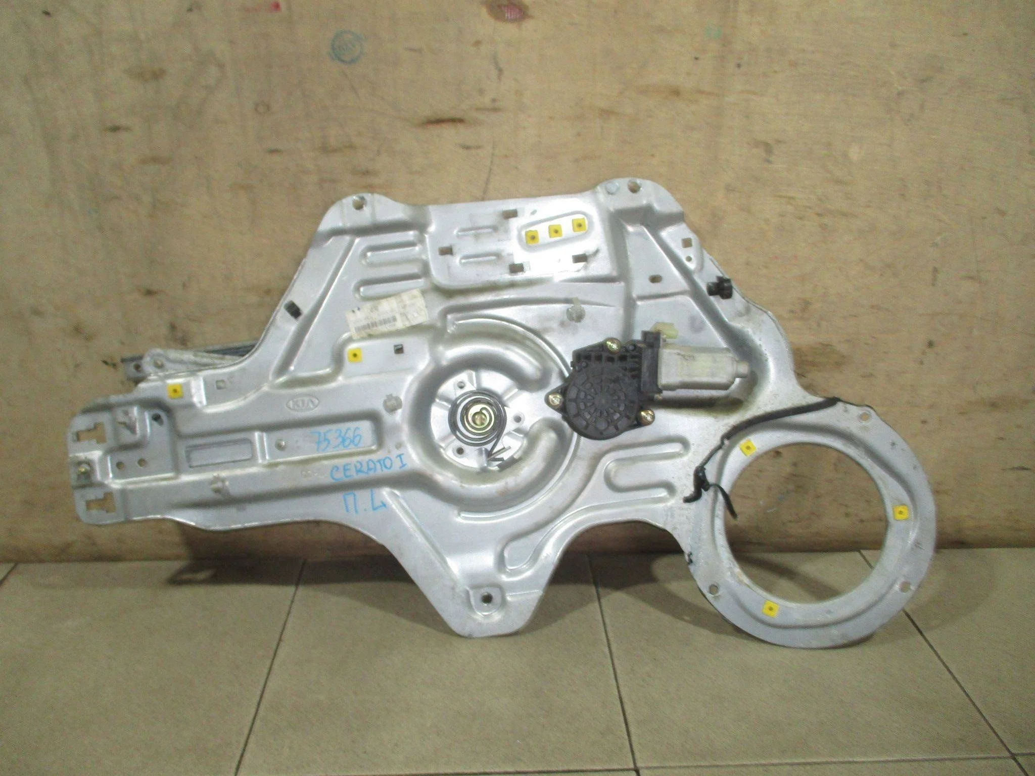 Стеклоподъемник электр. передний левый Kia Cerato I (LD) 2003-2008