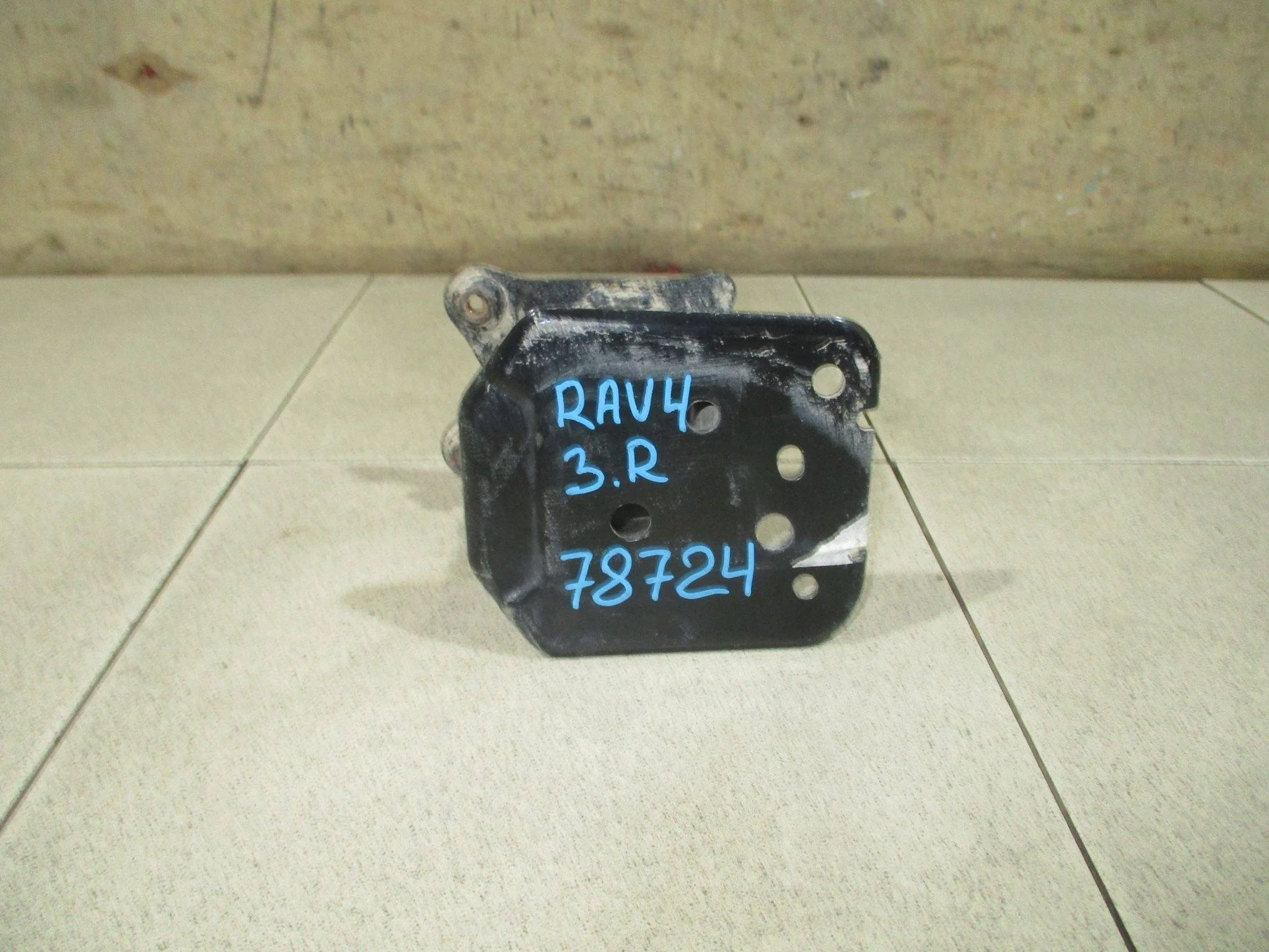 Кронштейн усилителя заднего бампера правый Toyota RAV4 (XA40) 2013-2019