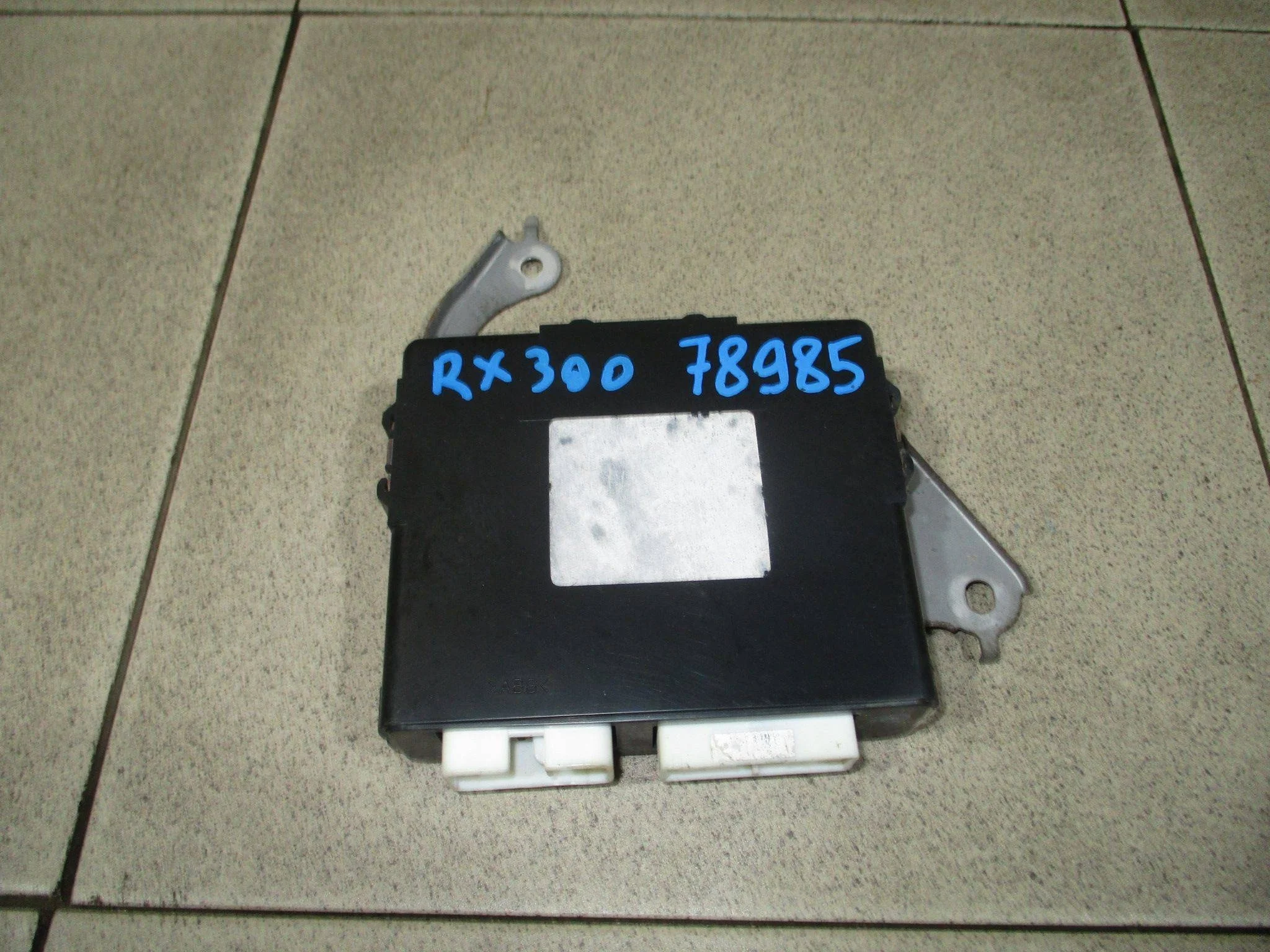 Блок электронный Lexus RX 300/330/350/400h (XU30) 2003-2008