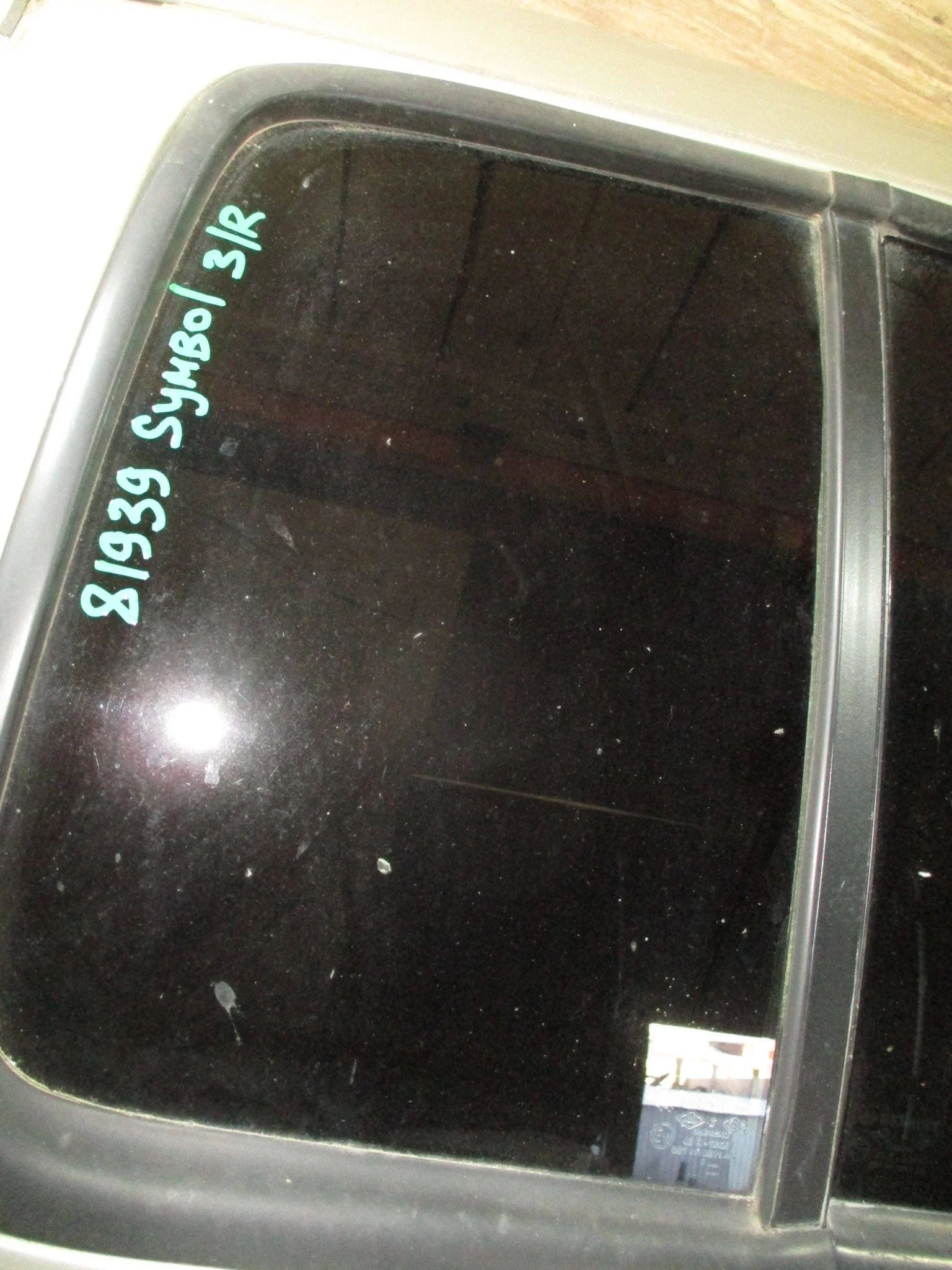 стекло двери  (форточка) Renault Symbol I 1999-2008