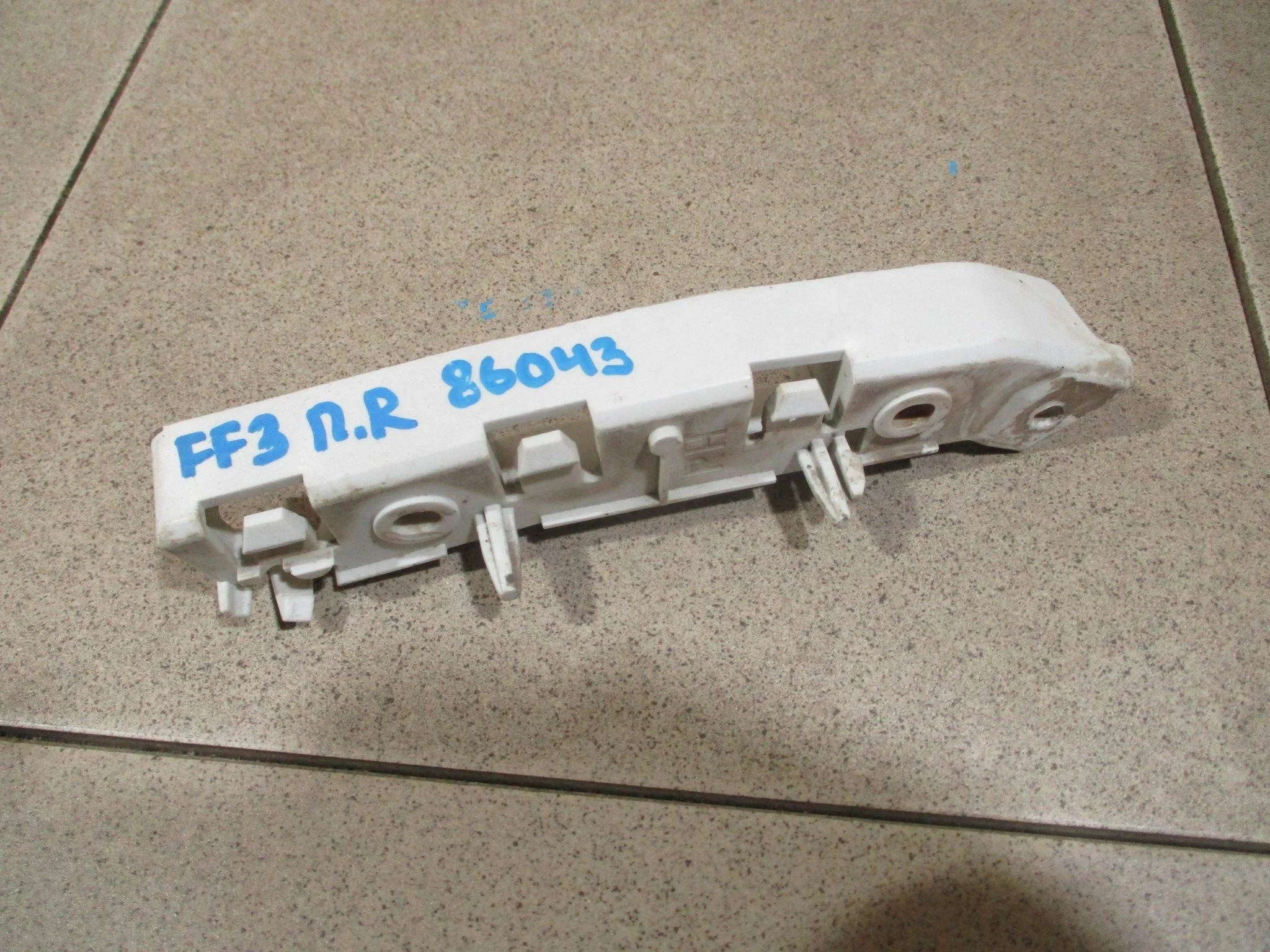 кронштейн переднего бампера Ford Focus III 2011-2018