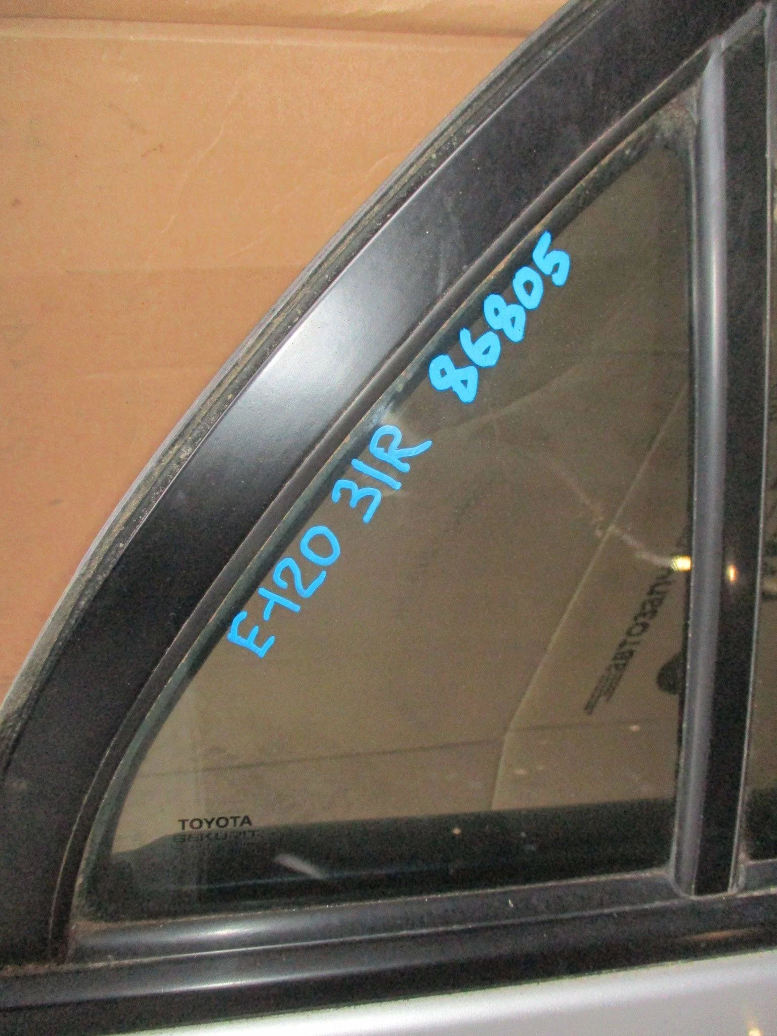Стекло двери задней правой (форточка) Toyota Corolla (E120) 2000-2007