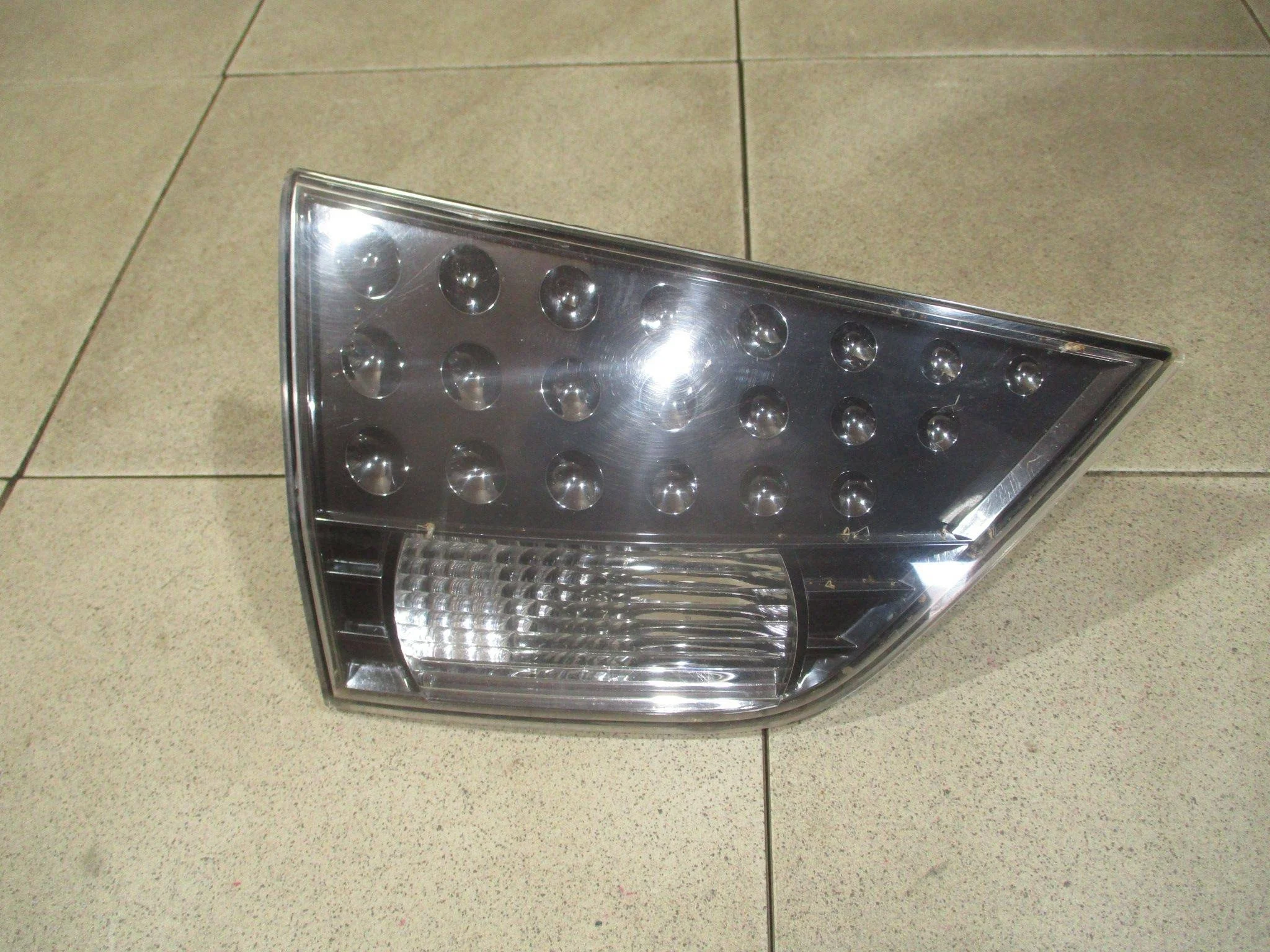фонарь внутренний Mitsubishi Outlander XL (CW) 2006-2012
