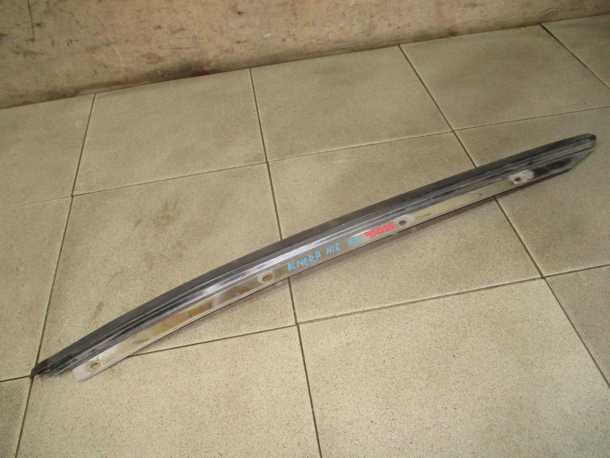 Молдинг лобового стекла Nissan Almera (N16) 2000-2006