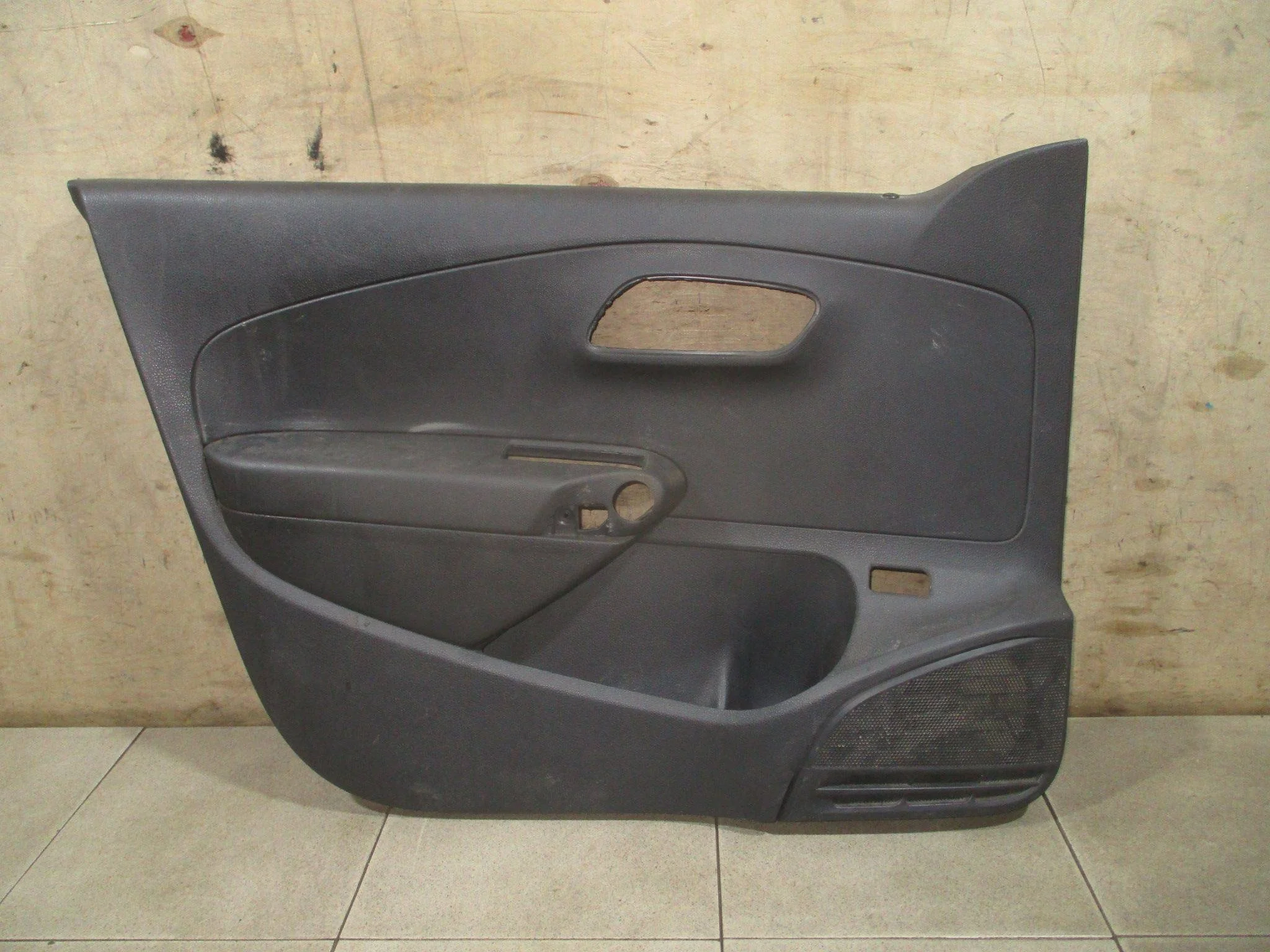Обшивка двери передней левой VW Polo Sedan 2010-2020