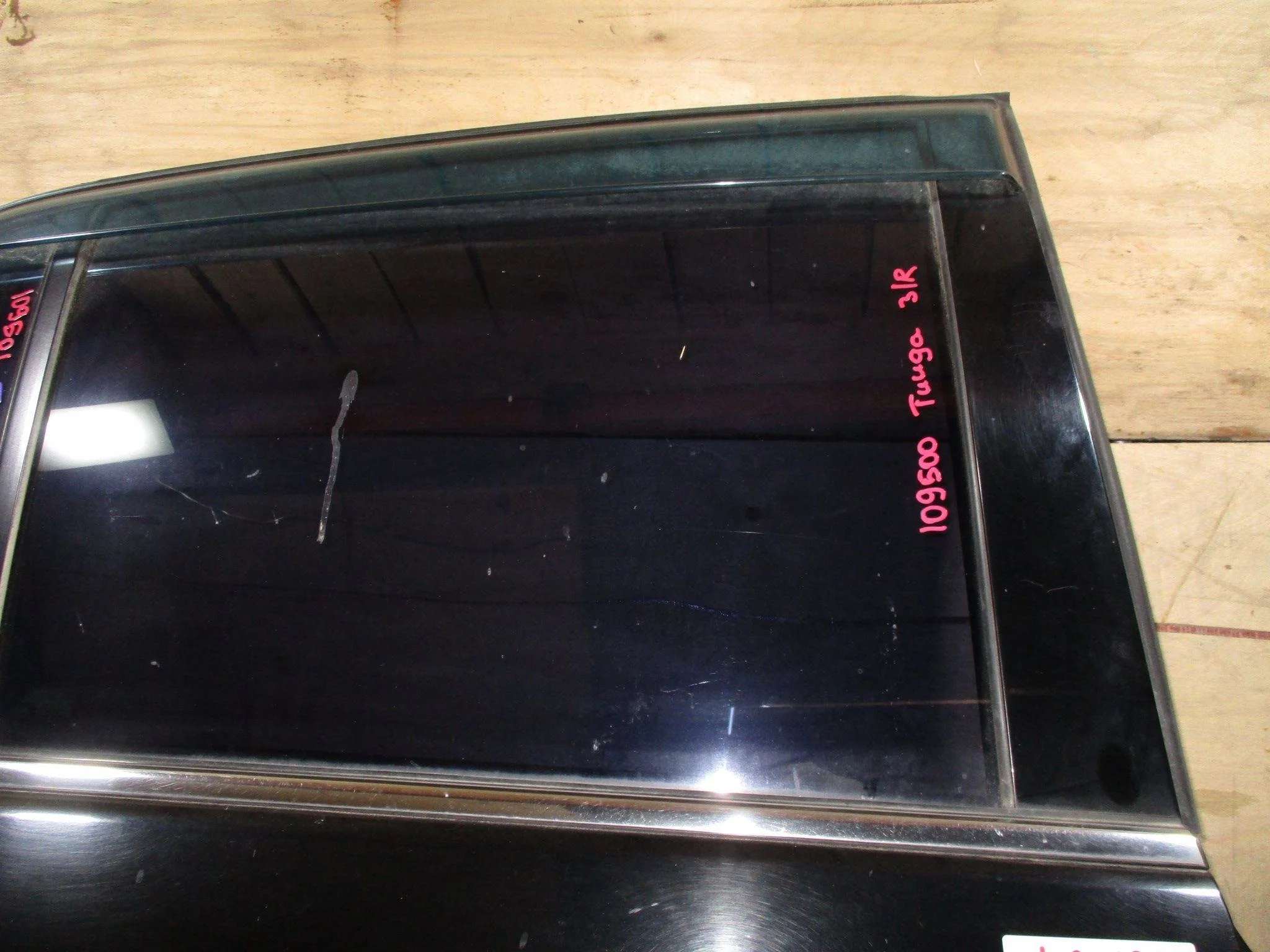 стекло двери Nissan Tiida (C11) 2004-2014