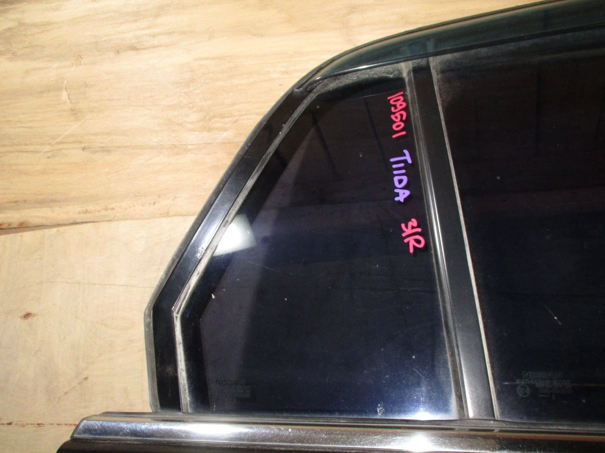 Стекло двери задней правой (форточка) Nissan Tiida (C11) 2004-2014