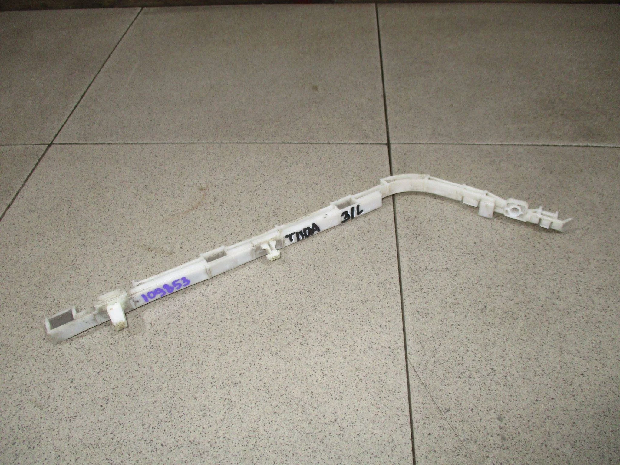 Кронштейн заднего бампера левый Nissan Tiida (C11) 2004-2014