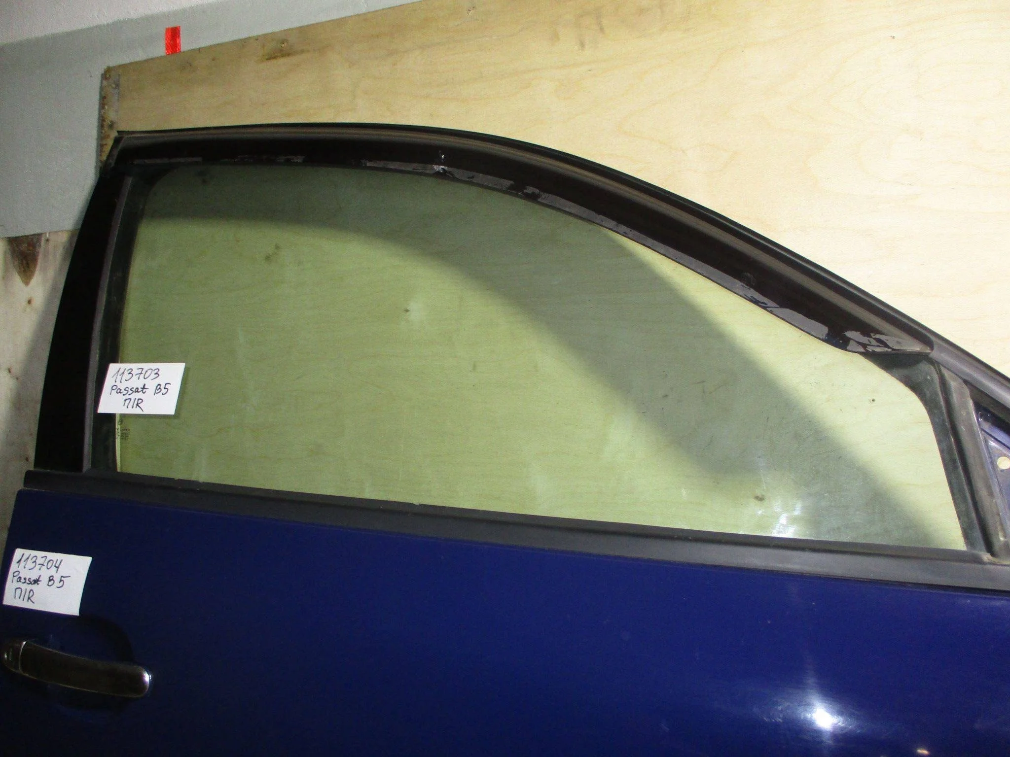 Стекло двери передней правой VW Passat (B5) 1996-2005