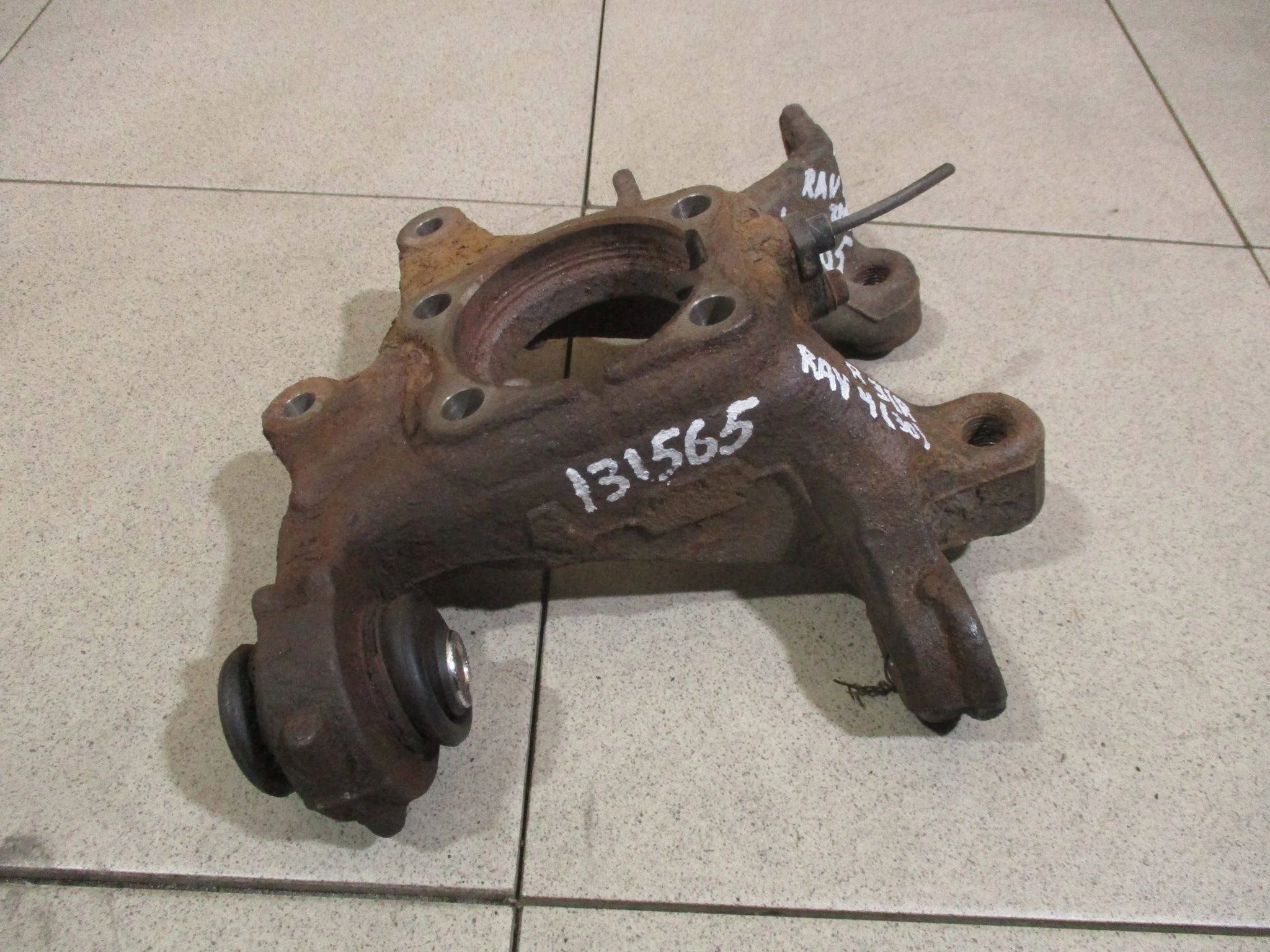 кулак поворотный Toyota RAV4 (XA30) 2005-2012