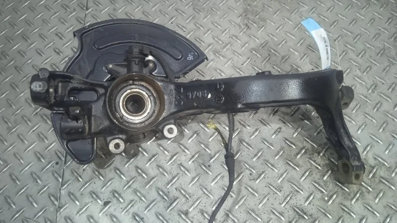 Кулак поворотный Volkswagen Passat 8D0407258 B5, передний правый