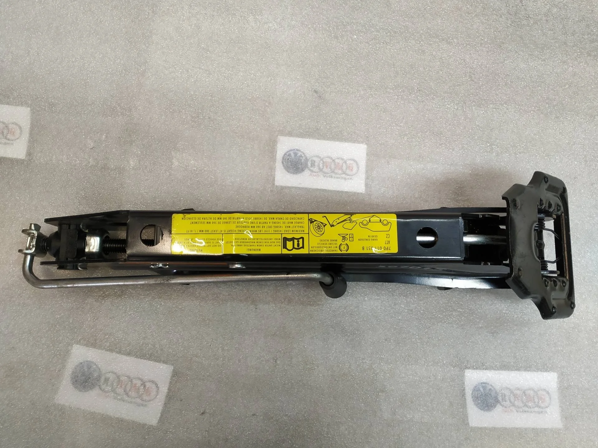 домкрат Volkswagen Touareg 2 7P6 2011