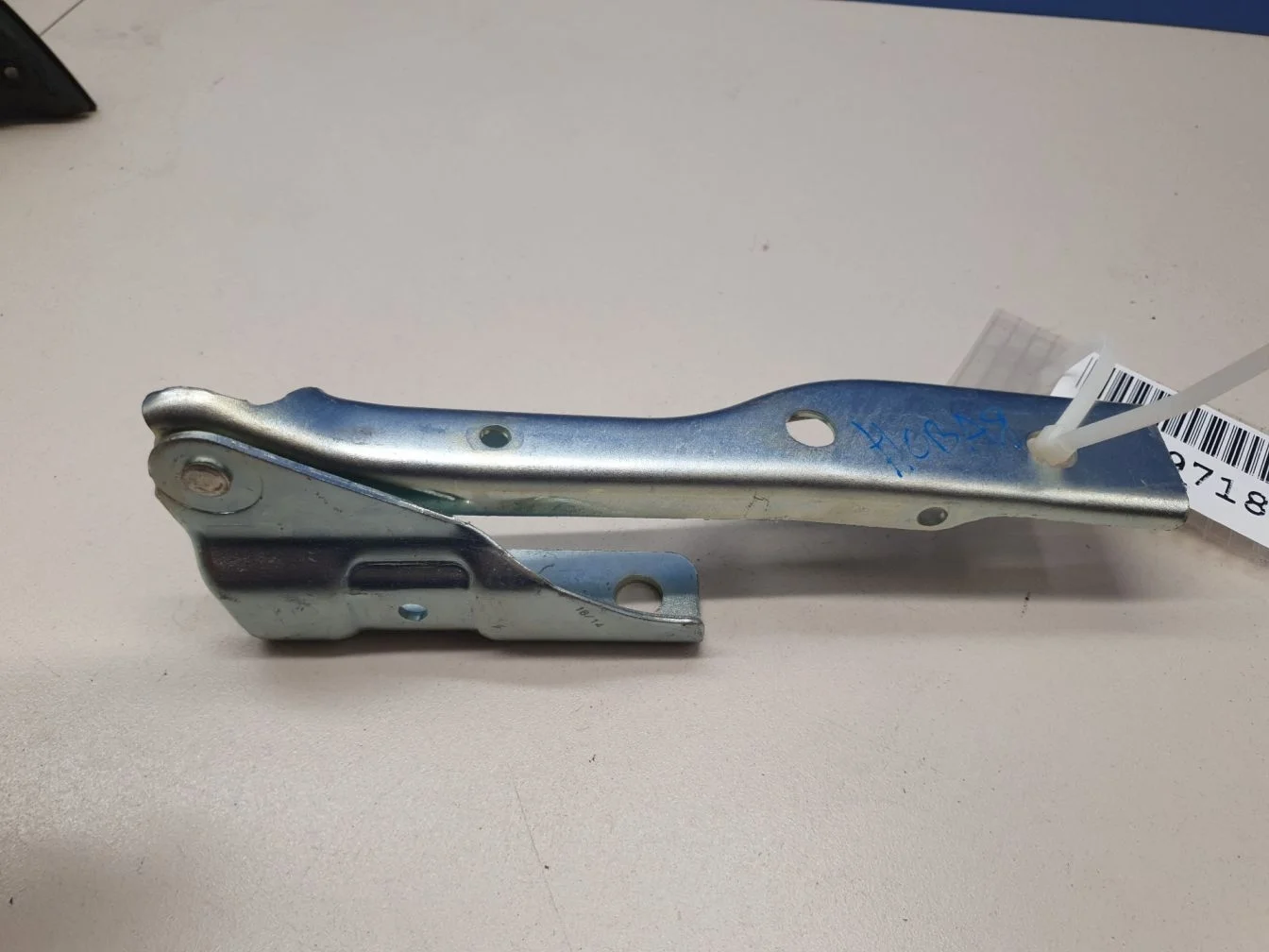 Петля капота правая для Volkswagen Polo Sedan 2011-