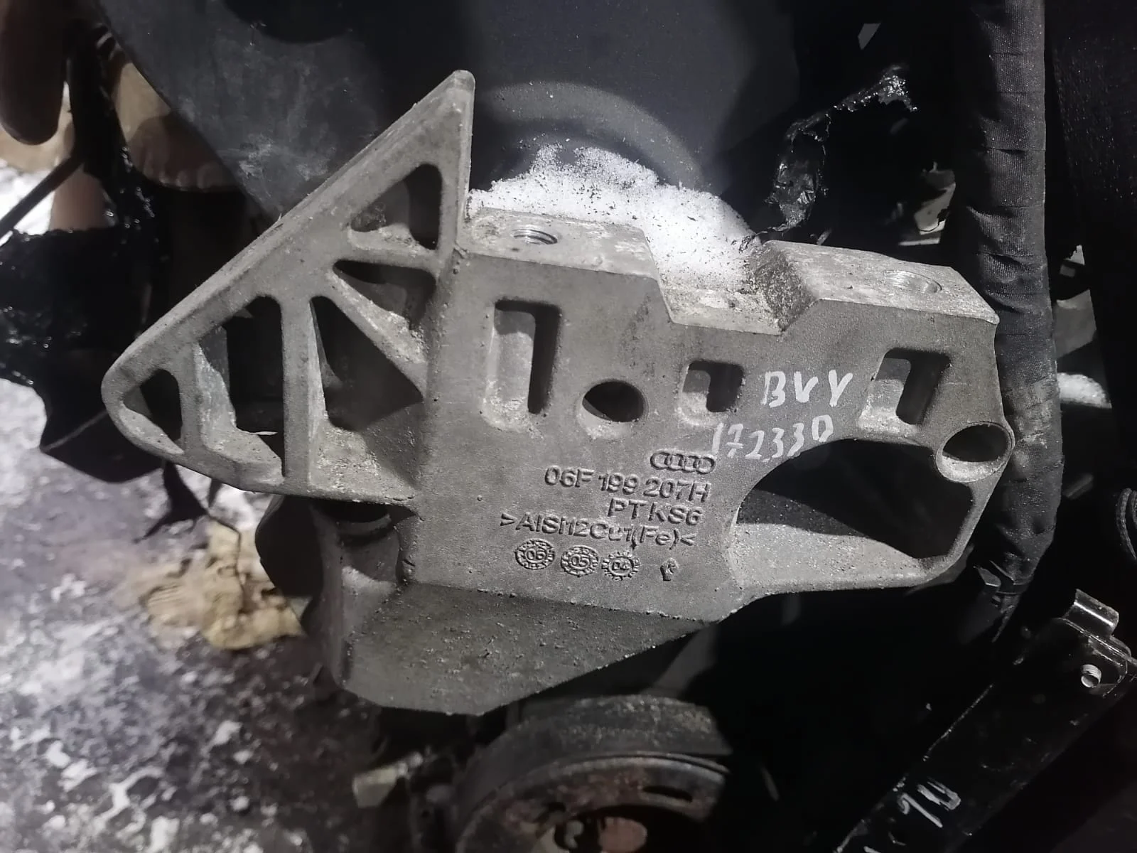 Кронштейн двигателя AUDI A3, SKODA OCTAVIA 1Z, VOLKSWAGEN GOLF 5/5+/6, JETTA 5/6, PASSAT B6/B7/CC, TIGUAN 2,0 BVY 2005- правый б/у A3(2004-2013);OCTAVIA 1Z(2004-2012);GOLF 5(2004-2009);GOLF 5+(2005-2014);JETTA 5(2005-2009)