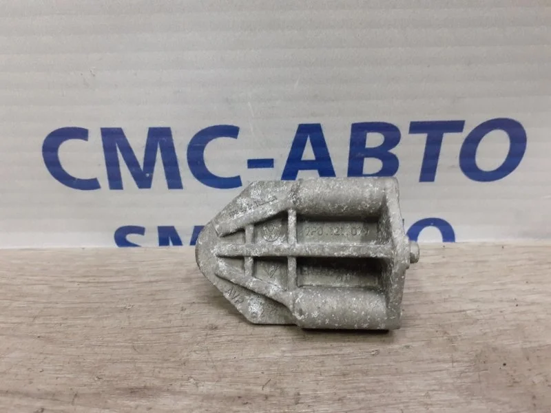 Кронштейн радиатора Volkswagen Touareg 2013 7P0121079 NF 3.6