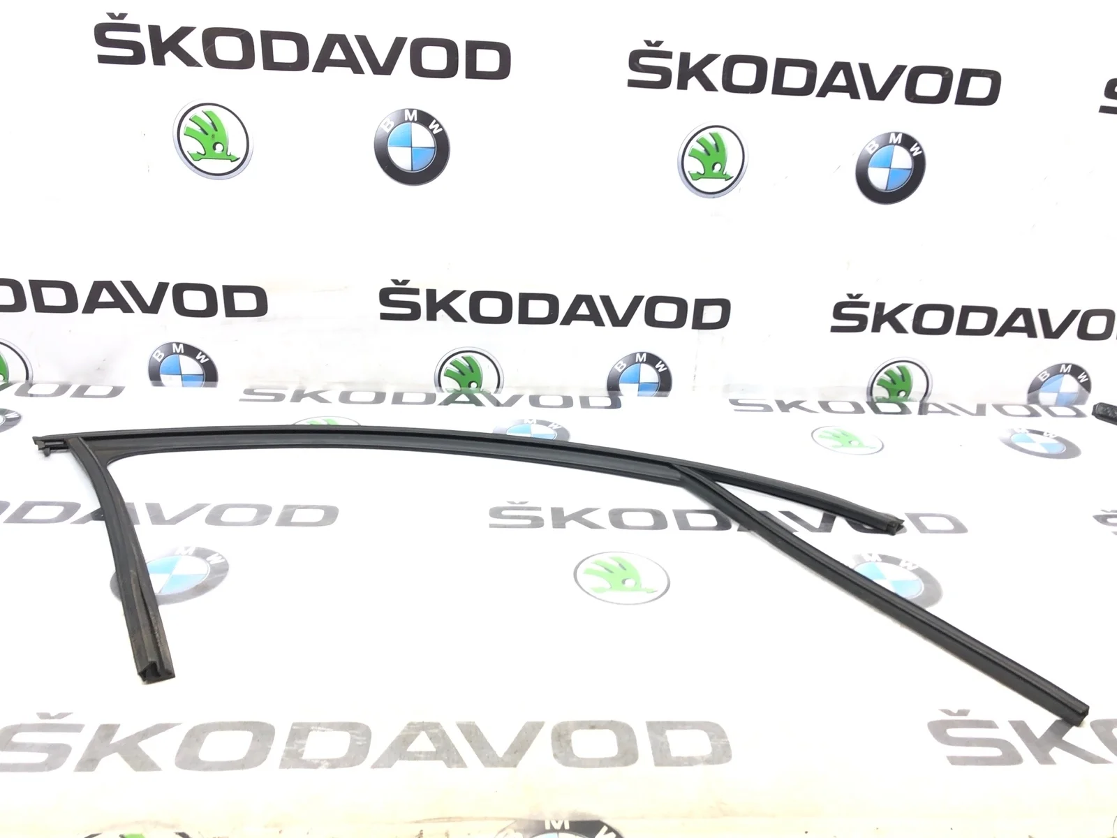 Уплотнитель стекла Skoda Octavia 2014 5E0837432A A7 (5E) 1.6 TDI CLH, передний правый