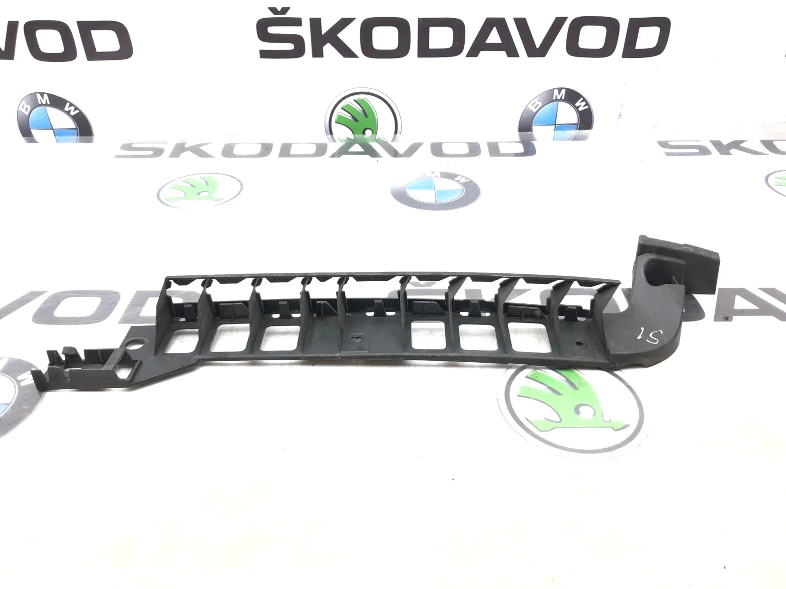 Направляющая бампера Skoda Octavia 2014 5E5807864 A7 (5E) 1.6 TDI CLH, задняя правая