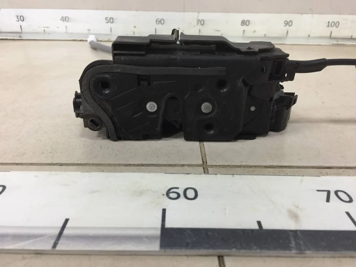 Замок двери передней правой Volkswagen Polo Mk6 2020>