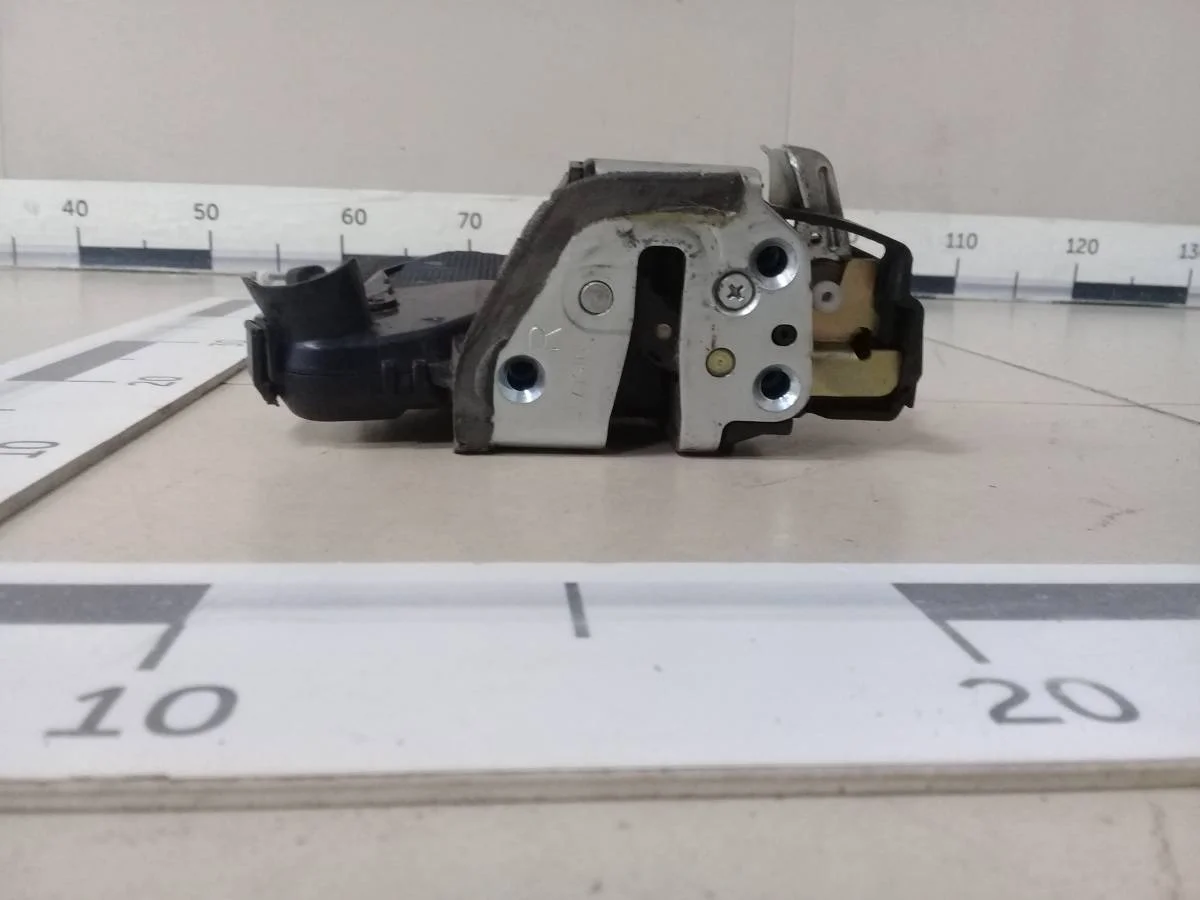 Замок двери передней правой Toyota Camry XV30 2001-2006