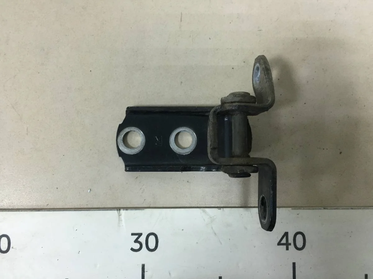 Петля двери задней правой нижняя Toyota Corolla E150 2006-2013