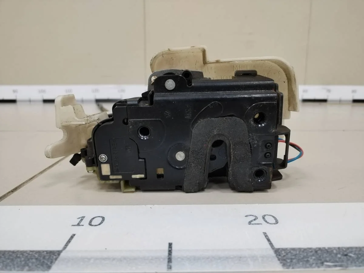 Замок двери передней правой Volkswagen Polo 9N 2001-2009