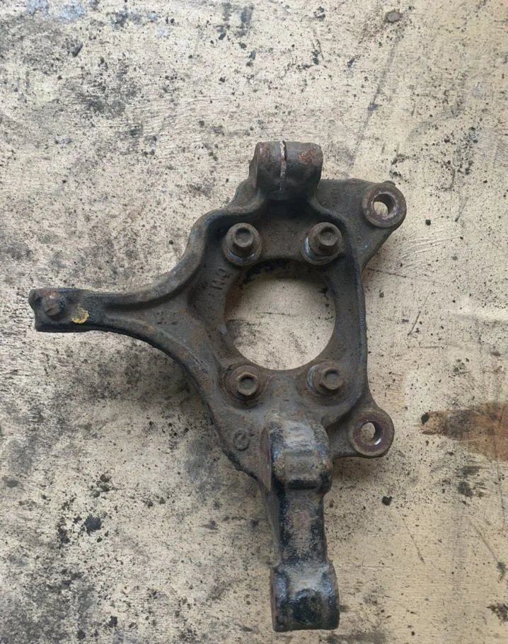 Кулак поворотный задний правый Mazda 3 BM BN