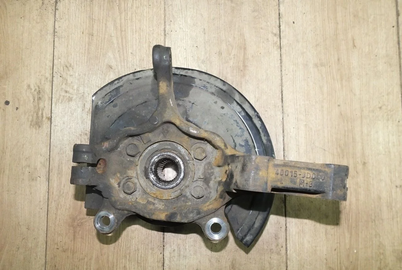 Кулак поворотный левый Nissan Qashqai J10 06-14г