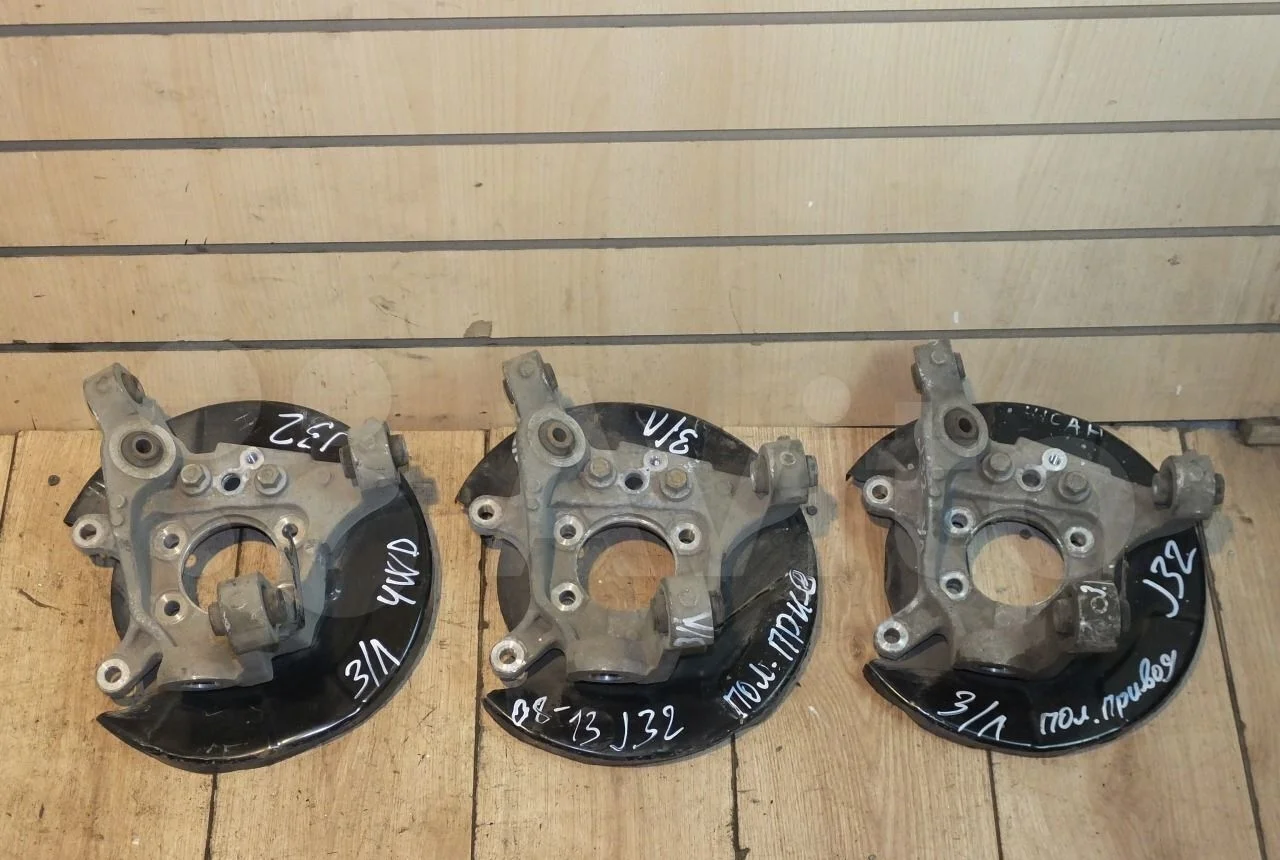 Кулак левый задний Nissan Teana J32