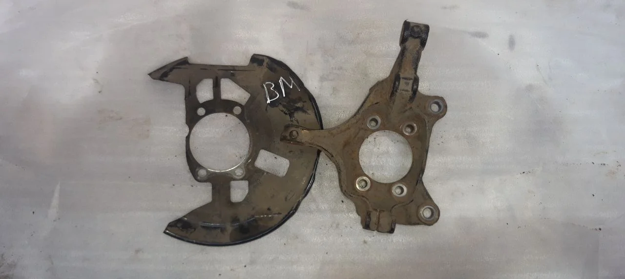 Кулак поворотный передний левый Mazda 3 BM