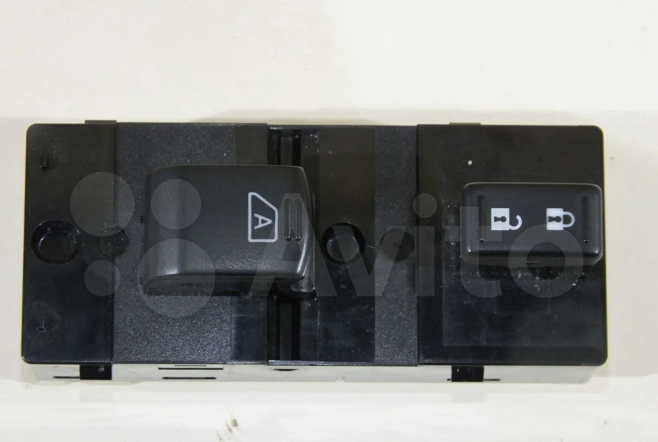 Кнопка стеклоподъемника  передняя правая Infiniti