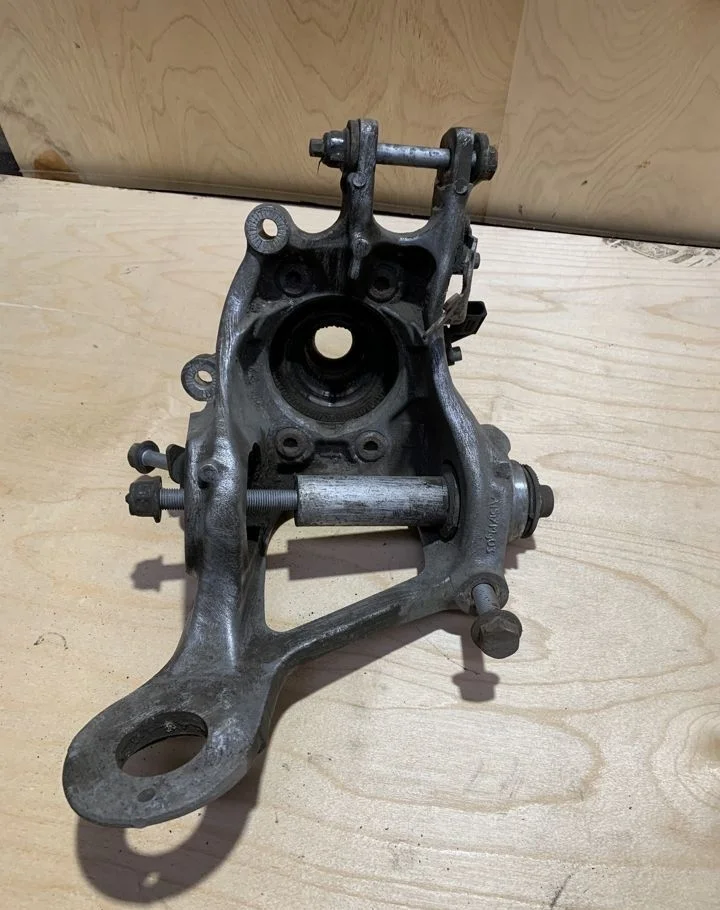 Кулак задний правый в сборе Audi S5 2007-2011г