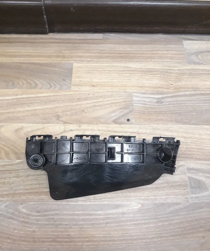 Левый Кронштейн бампера Toyota Land Cruiser 200