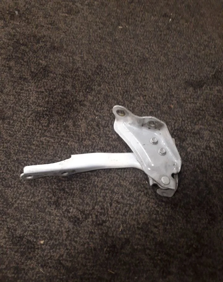 Петля капота правая Toyota Land Cruiser 200