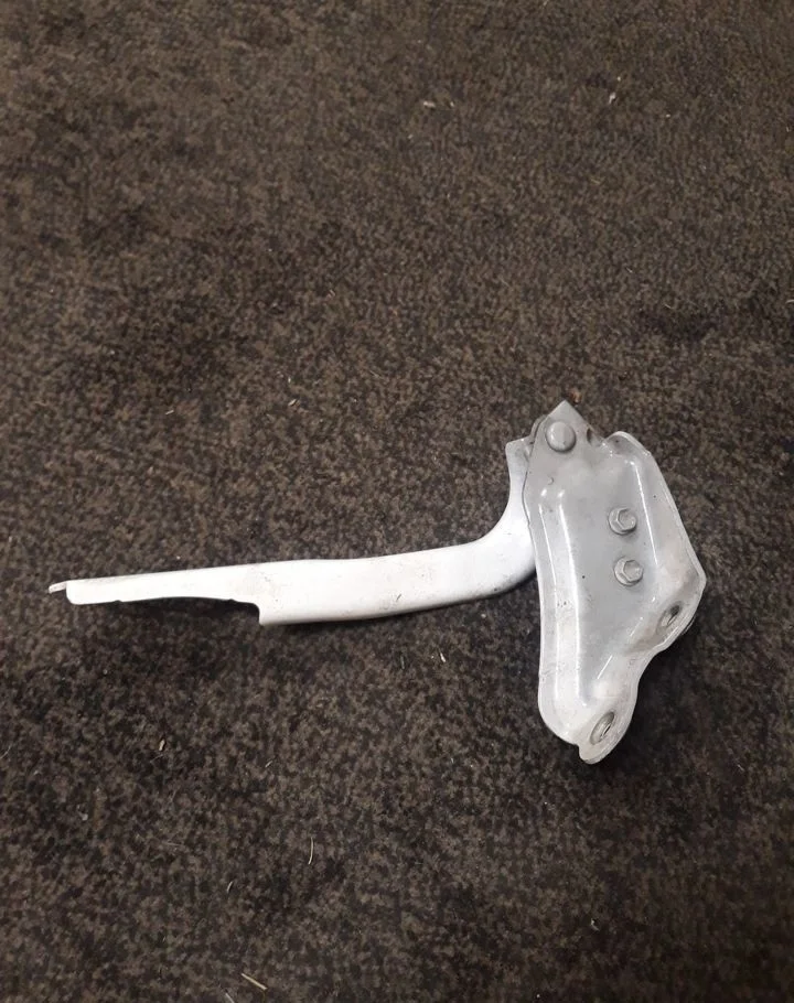 Левая Петля капота Toyota Land Cruiser 200