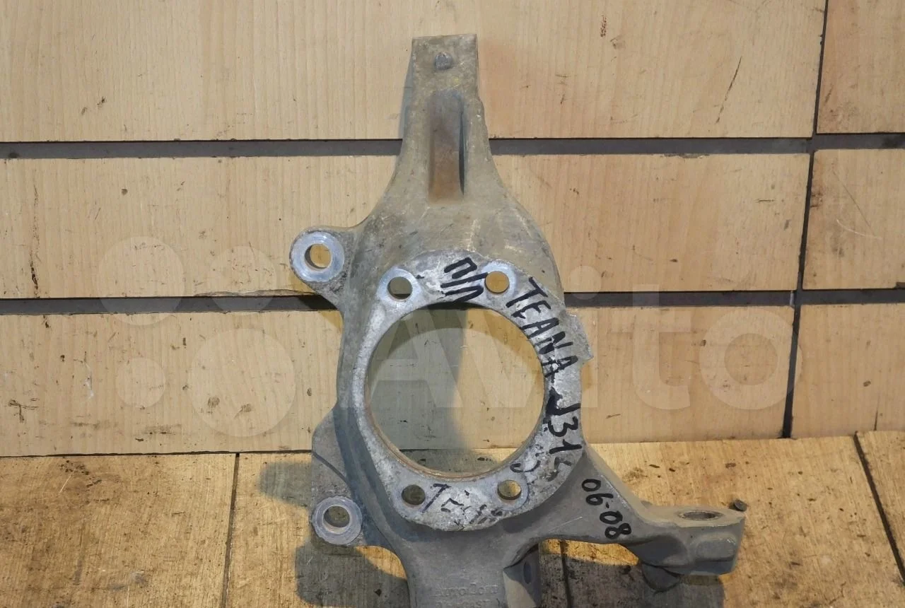 Кулак поворотный передний Nissan Teana J31