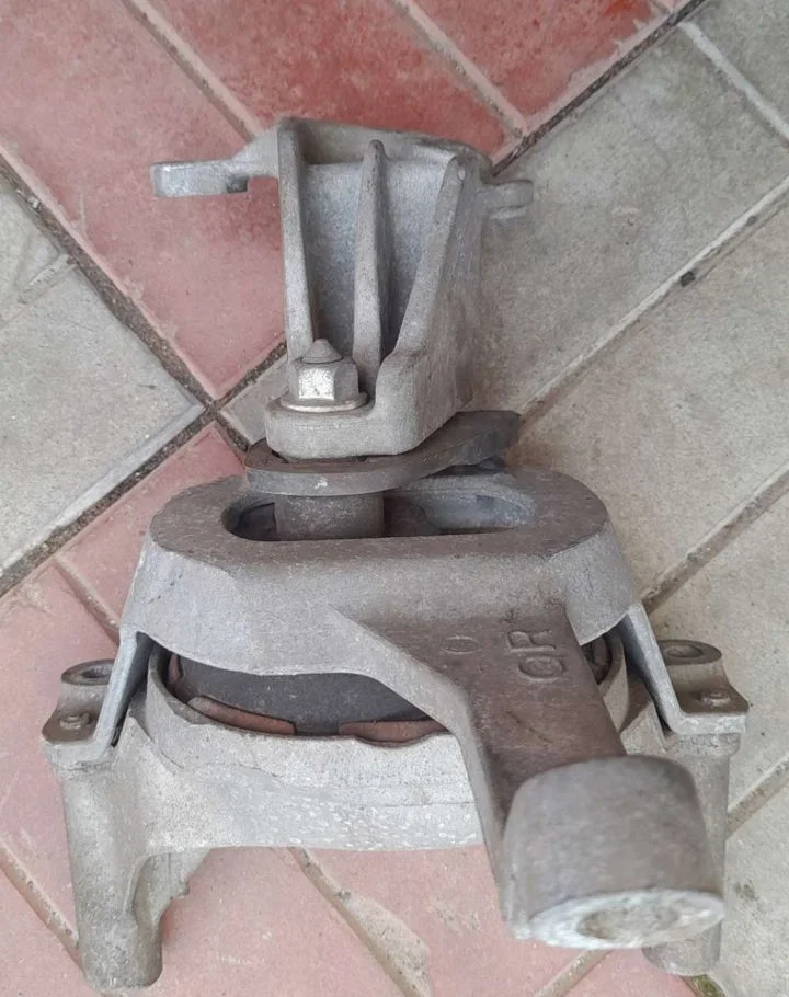 Опора двигателя правая Nissan Teana J31