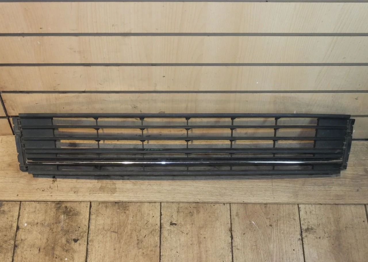 Решетка переднего бампера Volkswagen Polo 2015г