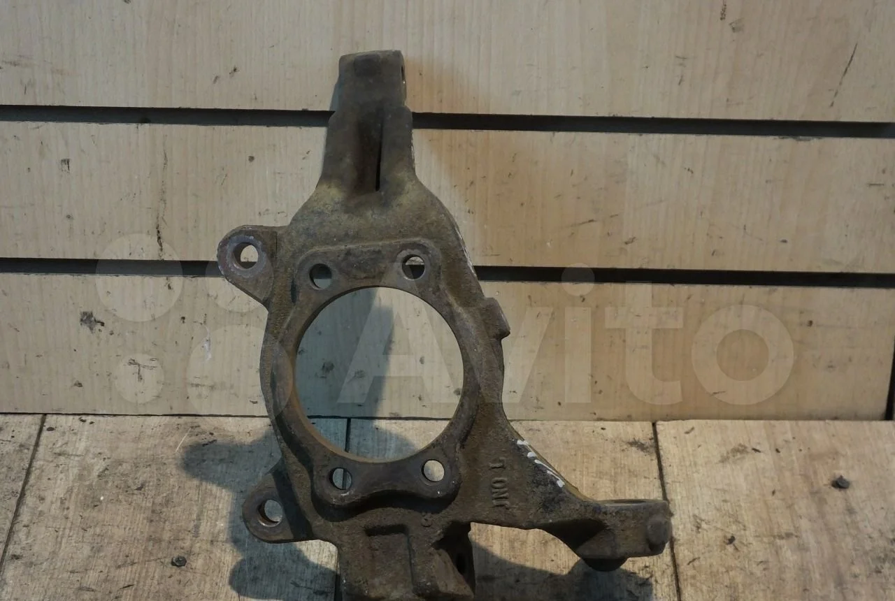 Кулак поворотный передний Nissan Teana J31