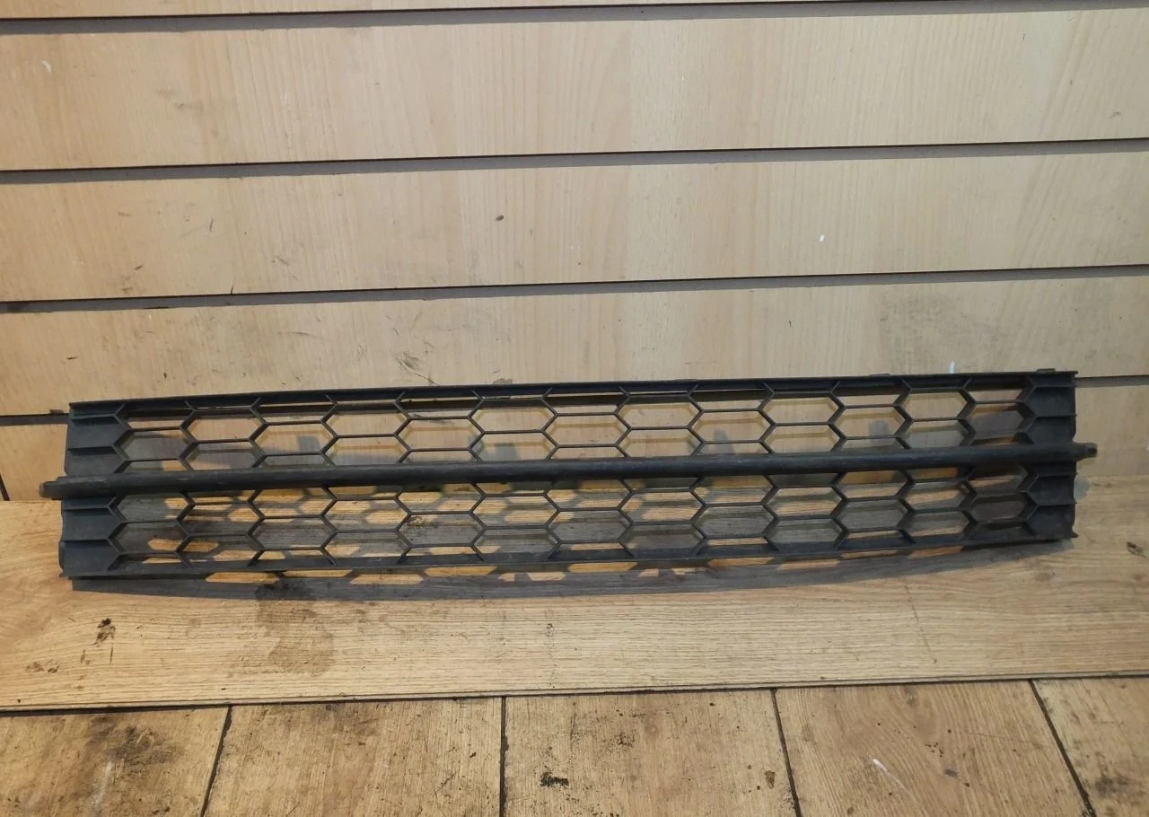 Решетка переднего бампера Skoda Rapid 2012-2017г