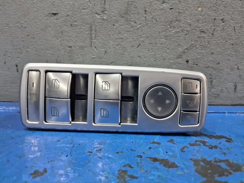 Кнопки стеклоподъемников Mercedes W212