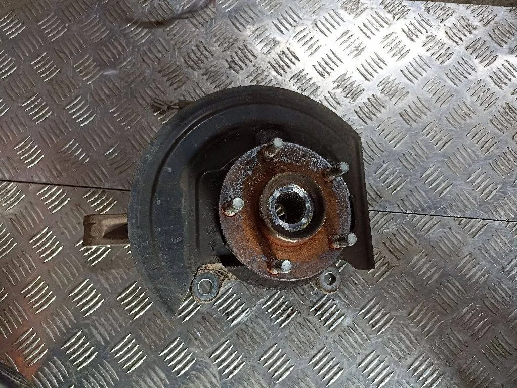Кулак левый Nissan Qashqai рест. 2012 40015JD040