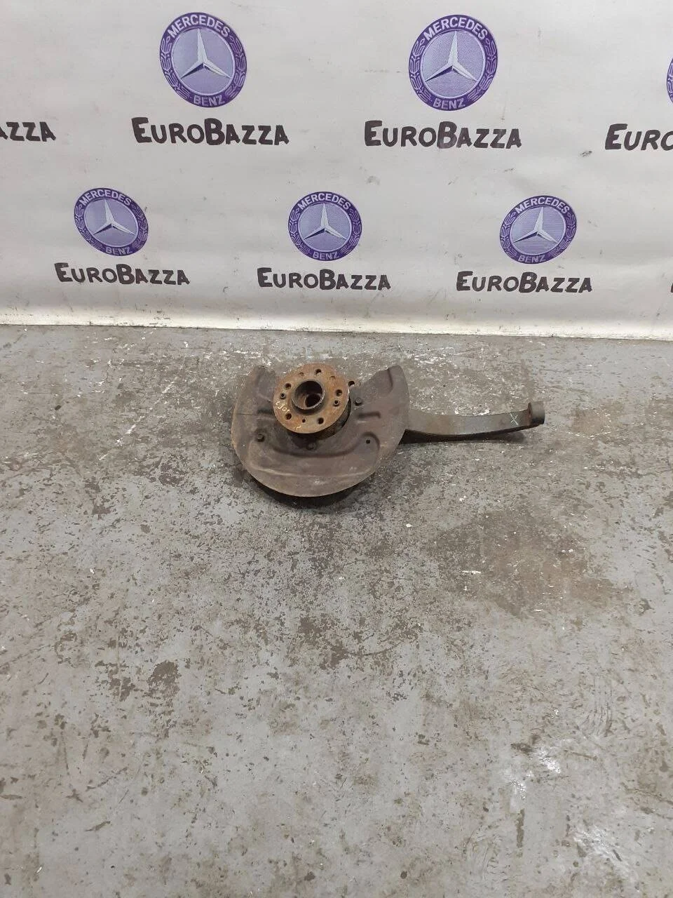 Поворотный кулак передний правый Mercedes W251
