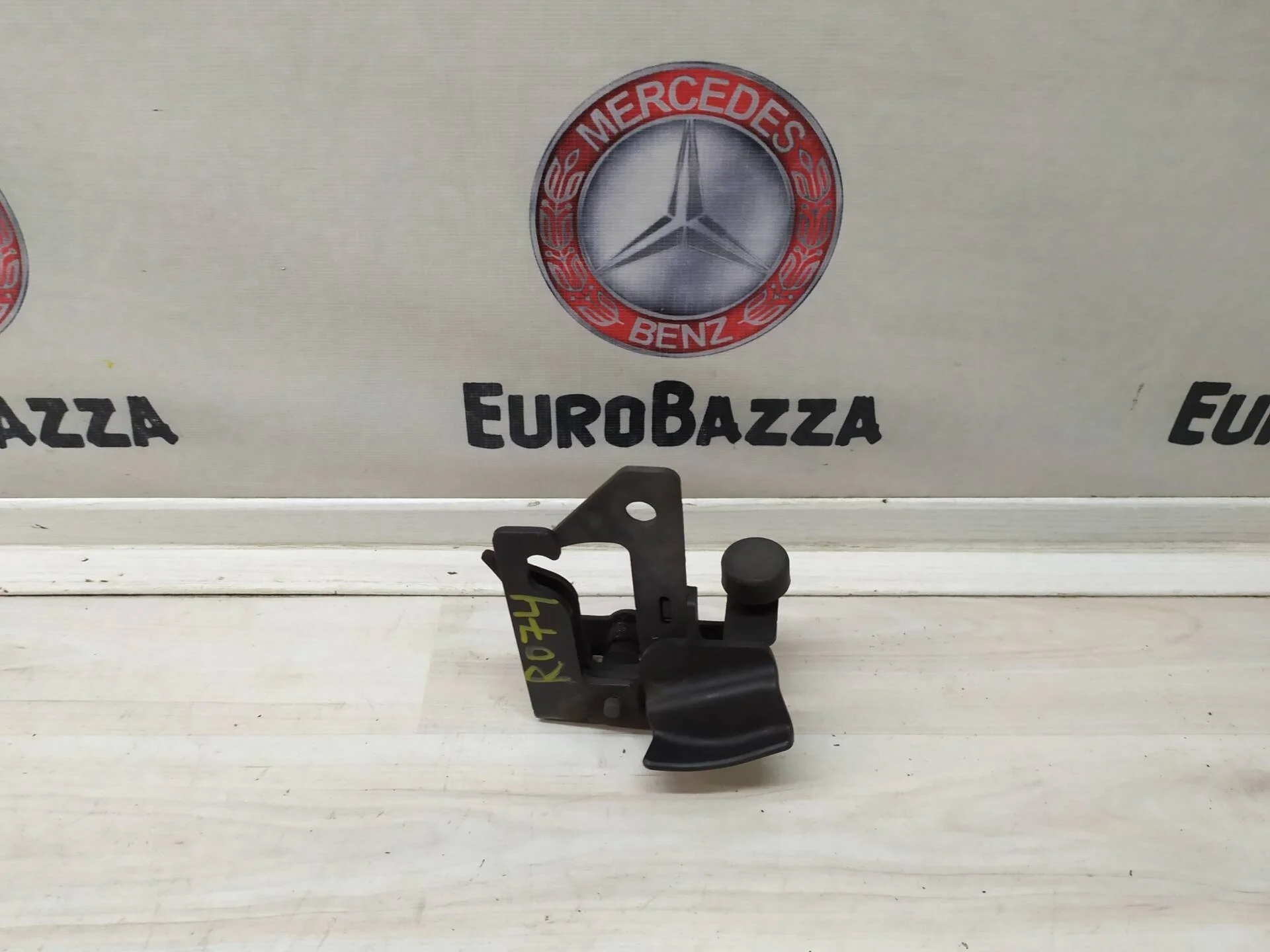 Замок капота Mercedes W207